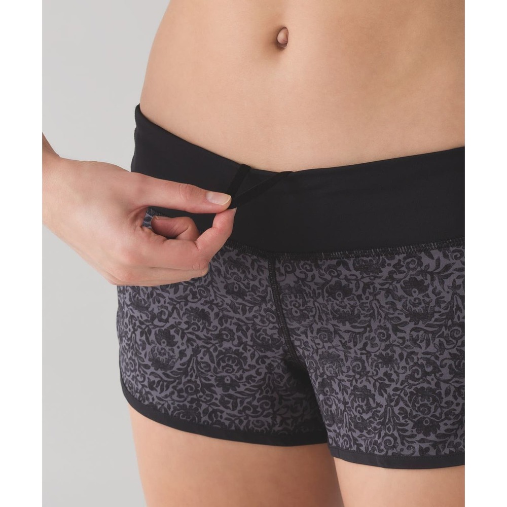 Lululemon Speed Short 2.5 Flossy Dark Carbon Black Paisley Shorts Women's Size 6 - Picture 5 of 15